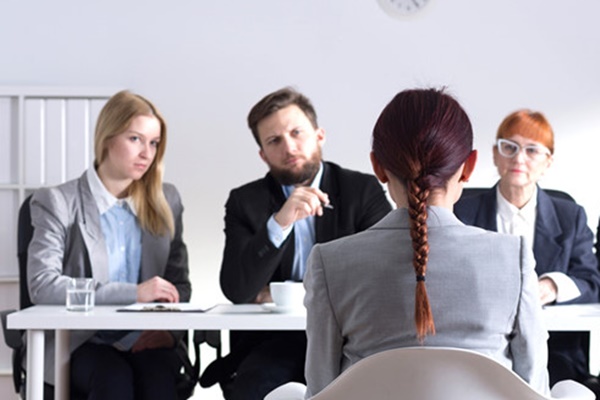 Người phỏng vấn cần đặt ra câu hỏi thông minh để đánh giá ứng viên.